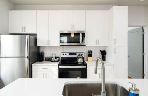 Exclusive 1BR Luxe Haven in Ideal Spot - Photo 19