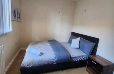 4 Bed House - Sleeps 8 - Wifi - Parking - Foto 11