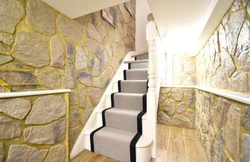 Stunning 2 bed apartment - Photo 3