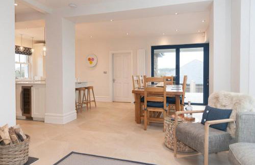 Ultimate Coastal Luxury - 5 Bed, Spacious, Parking, Hot Tub - Foto 49