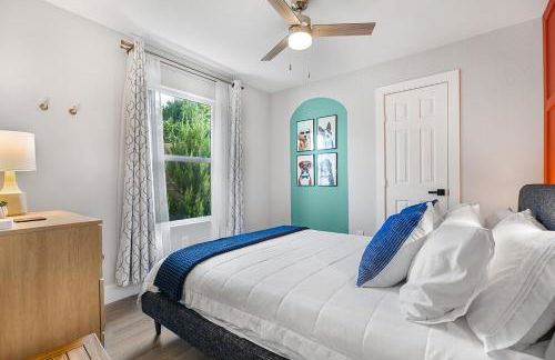 Modern 3BR Retreat with Fun Yard, Mini-Golf, Hot Tub & BBQ Dining Deck - Foto 28