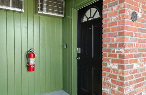 Bright & Spacious Flat Near the Heart of Royal Oak - Photo 42