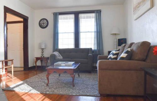 Beautiful 3 Bedroom Home Cozy Front and Back Porch - Foto 6