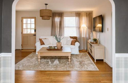 Speakeasy, Hot Tub, Putt Putt, Outdoor Theatre, 8 minutes from Downtown Greenville - Foto 4