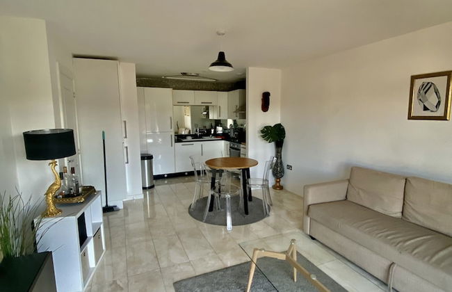 Captivating 1-bed Apartment Greater London - Foto 12