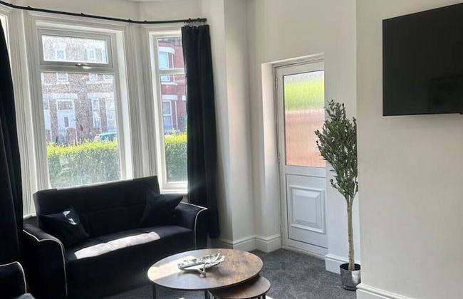 Large Five Bedroom Home with parking - Foto 24