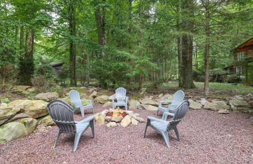 Whiskey Pines Retreat! Single Level Home, Outdoor Firepit, AC, BBQ! Sleeps 9 in Lake Harmony! - Foto 17