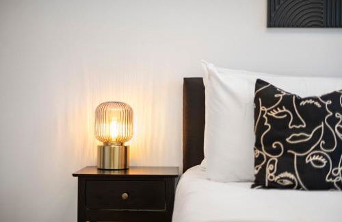 4 Bed House in Maidenhead, by ARP Homes, Driveway & Big Private Patio, Perfect Location for Business and Family Stays - Foto 16