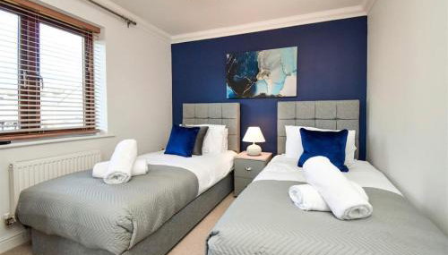 Spacious 4 Bedroom 3 Bathroom House - Sleeps up to 8 - Free Parking, Balcony, Fast Wifi and Smart TVs by Yoko Property - Foto 3