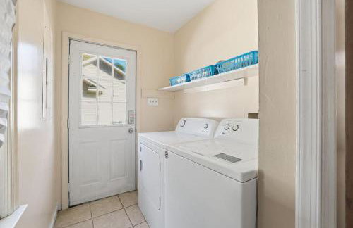 Next Stop! Comfort! 3 BR Near Amtrak Station! - Foto 12