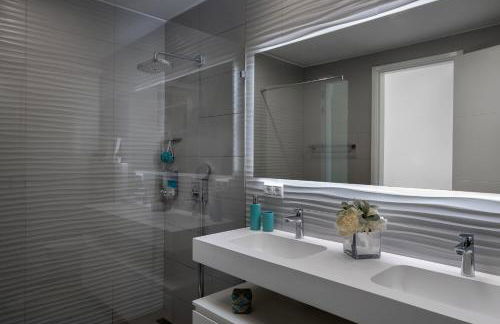 4-Bedroom Modern Villa with Sea View - Photo 41