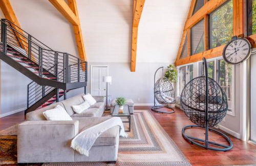 Secluded Waterfront A-Frame Cabin w/ Pvt Lake - Foto 31