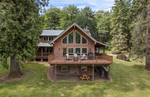 Iron Mountain - Spacious Secluded Lodge with Hot Tub & Game Room - Photo 65