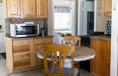 Our Little Yellow House - Foto 15