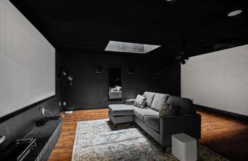 Stunning Carrollton Castle with 4 Bedrooms + Pool + Media Room - Foto 20