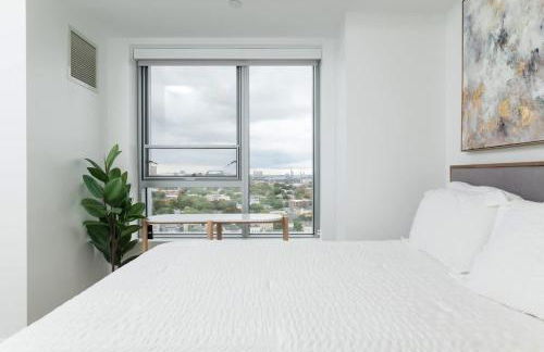 High Rise Retreat w City Skyline Views Shared Gym - Photo 50