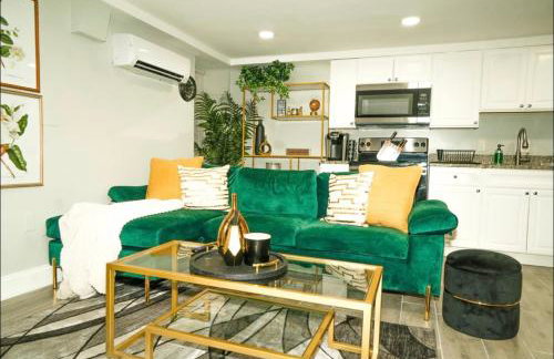 Modern 1BR Unit with Free Parking Walk to Metro - Foto 1