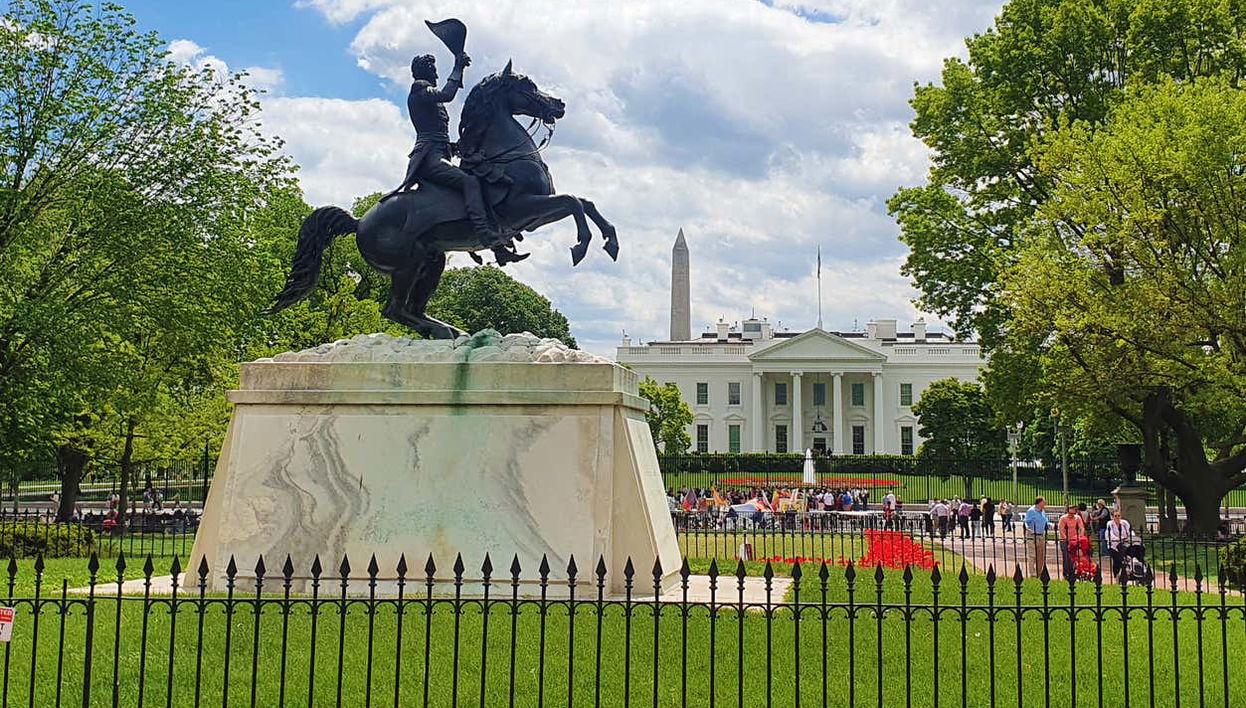 À l'extérieur de la Maison Blanche