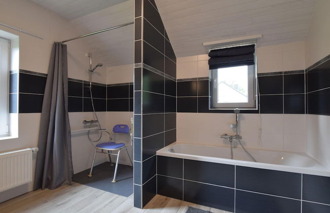 Superb Villa With a Large Garden - Photo 18