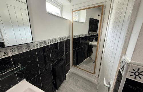 Central 3BR Home - Huddersfield Serviced Accomodation - Walk to Station & Town - Business Travellers - Families - Students - Photo 20