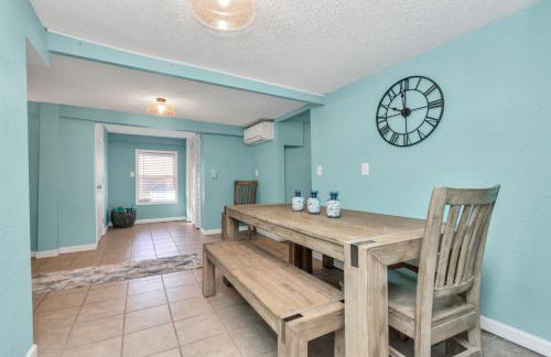 Sleep a Group of 7 in this Spacious Galveston Studio - Minutes to Beach! - Foto 14