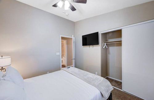 Cozy Getaway with King Bed, BBQ & Spacious Backyard - Photo 23