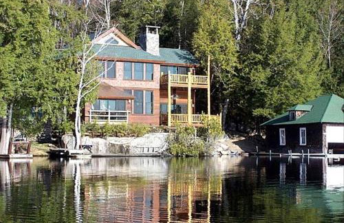 Stunning Waterfront Cabin with a Boathouse on Tupper Lake in New York - Foto 1