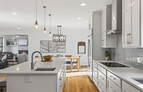 4BR Home with 4 Private Bathrooms 20 Min from Airport - Foto 23