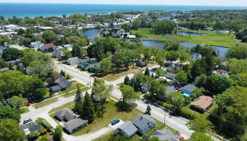 Oscoda Hilltop Haven - Great Location near Beach! - Photo 2