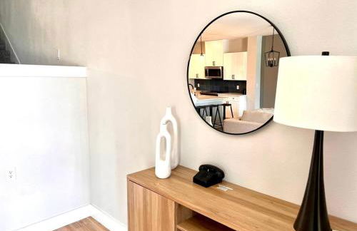 Loop, New Luxurious Large 3BR House, Sleeps 11 with Free Parking - Photo 67