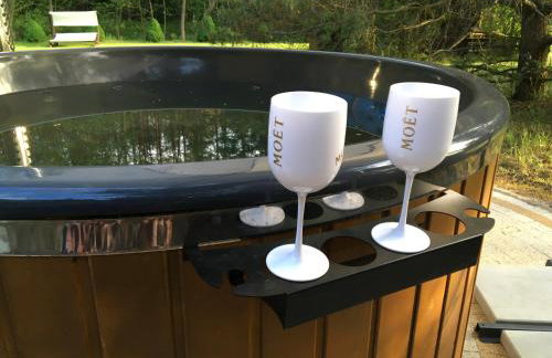 Deluxe Holiday Zdrojowa -Willa typu Alpejskiego w Borach Tucholskich-Całoroczna Balia z jacuzzi-Prywatny las i strumyk -Duża Wiata grillowa - Foto 10