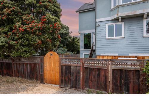 1 block to beach, Private Hot Tub, Fire Pit and BBQ - Foto 23