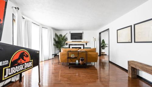 5BR 2BA Fun Family Home Sleeps 12 Pinball TVs 15m DT - Foto 5