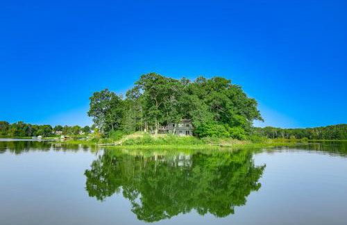 Private Island Home in Belding with Dock and Grill! - Foto 32