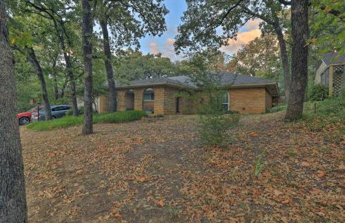 2 Mi to Lake Arlington Spacious Escape with Deck - Foto 25