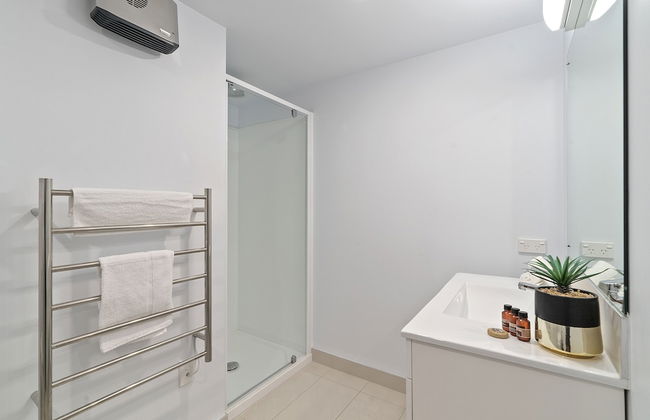 LAKESIDE LIVING - MODERN 2-BEDROOM APARTMENT - Foto 12