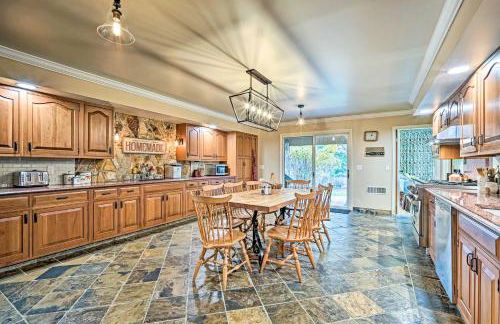 Family Winter Retreat with Hot Tub 14 Mi to Slopes! - Foto 10