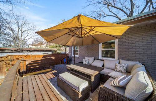 3BR Overland Park Home with Patio and Waterfall Pond - Foto 5