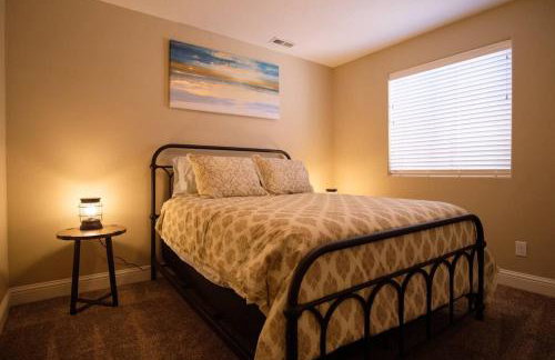 3 Car Garage Full Kitchen Large Backyard Smart TVs - Foto 9