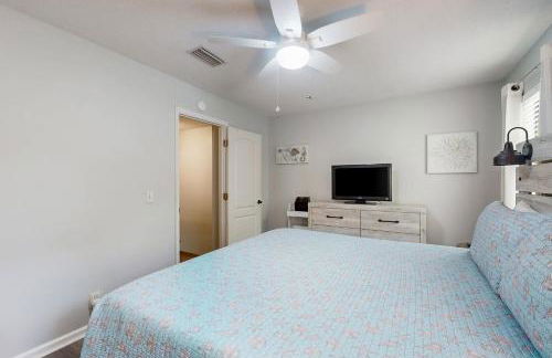 Inviting condo with an outdoor pool, washer/dryer, & AC - near the beach - Foto 13