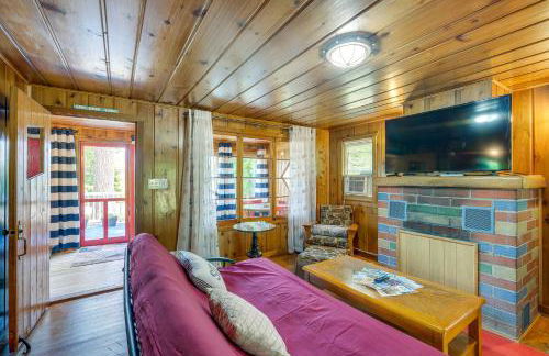 Charming Michigan Cottage with Sunroom and Lake Access - Foto 4