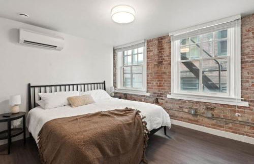 King Bed - J and K on Main Luxury Apartment 306 - Foto 4