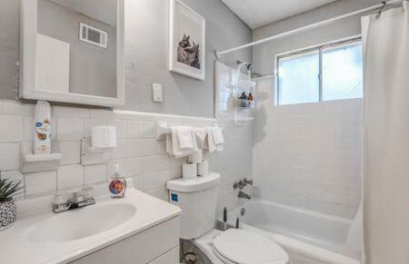 Mins from Parks Hiking & Dining- Brick Bungalow - Foto 29