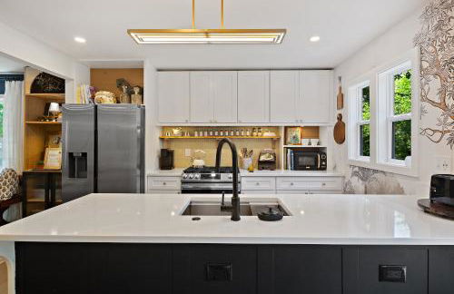 Charming Family Home Sleeps 8 near DC, Historic Old Town VA, & National Harbor - Foto 18