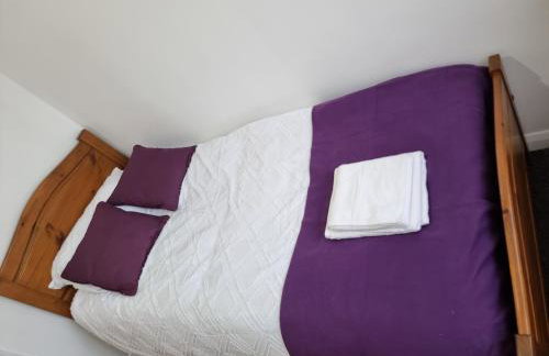 Entire 3 bedroom home with Parking in Welling, London, UK - Photo 34