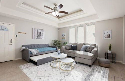 Cozy 3 Bed 2 Bath Apartment, Near Shopping Plazas, Expressway and Free Parking - Photo 14