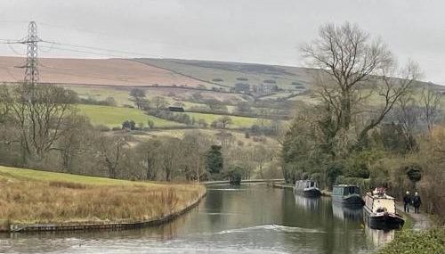 Couples Canalside Retreat with Hot Tub & Pergola - Foto 4