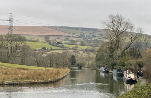 Couples Canalside Retreat with Hot Tub & Pergola - Photo 4