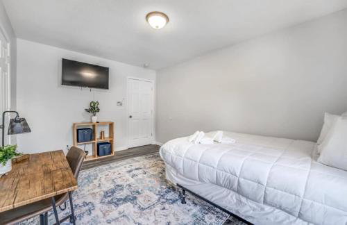 Fenced Yard Centrally Located-Parkway Village Pad - Foto 32