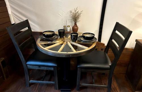 Elegant, Vintage Conestoga Covered Wagon Getaway in Denver, Pennsylvania - Foto 8